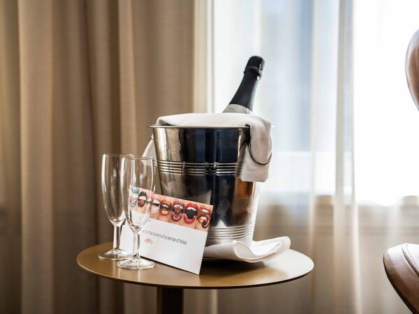 Botella de cava  Hotel boutique amigable con LGBTQIA+ en Ámsterdam