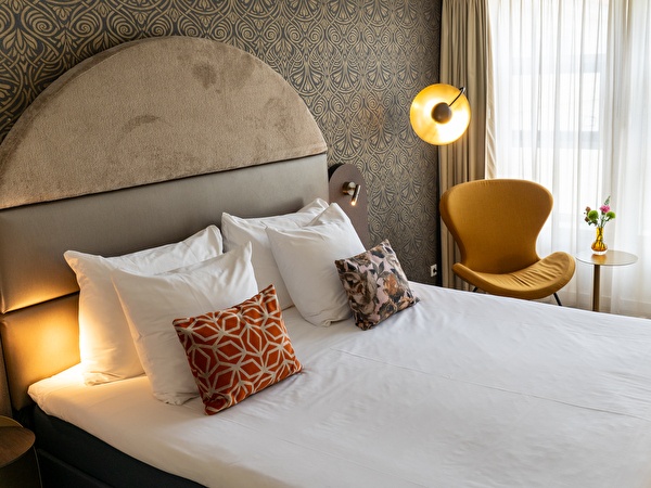 Splendid City King bedside chair