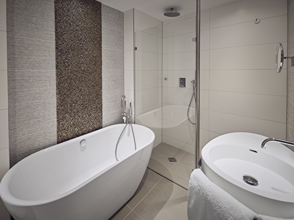 Stunning City Studio bathroom with bath tub