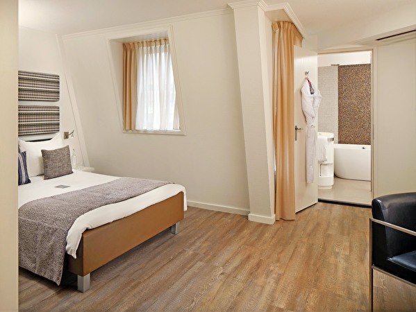 Sweet Family Suite beds and window