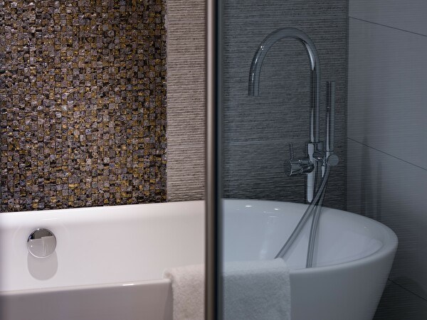 bath tub of the suite